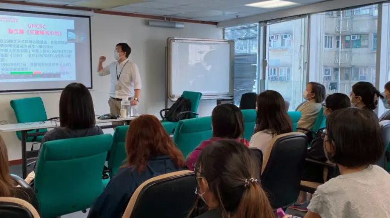 sala de aula presencial, aparece o professor e vários alunos sentados prestando atenção