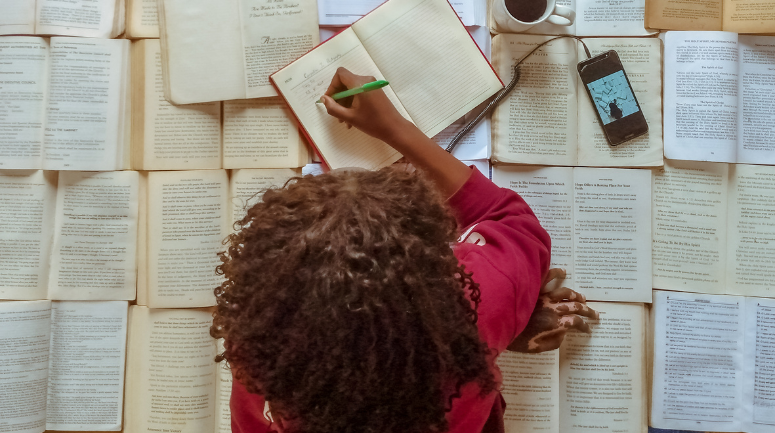 menina em estudo com vários livros