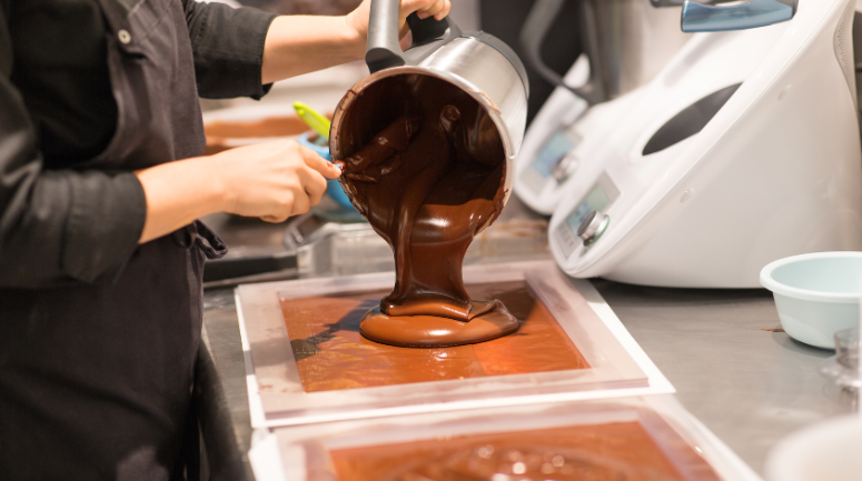 mulher produzindo doces em duas bandejas