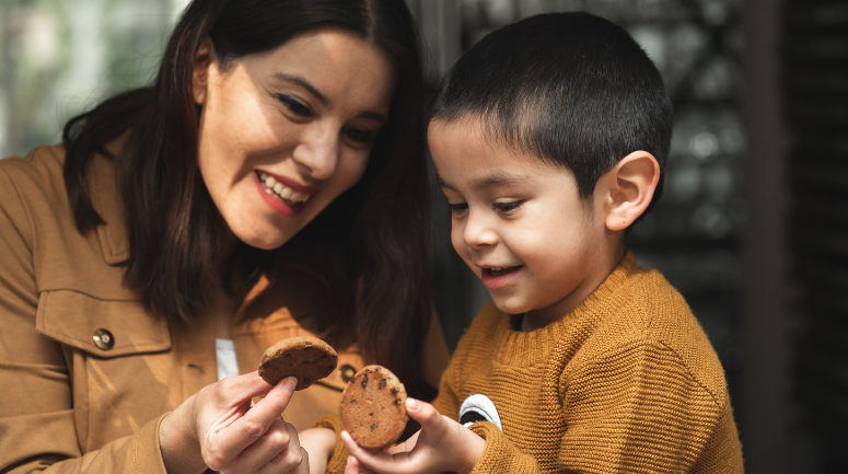 mãe interagindo com seu filho