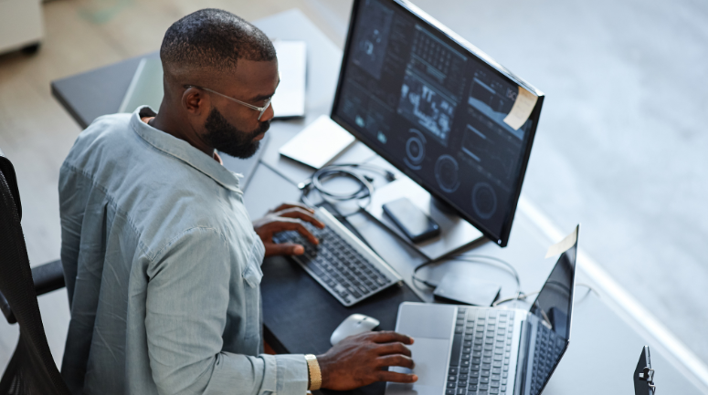 homem mexendo em computadores como um estudante de tecnologia