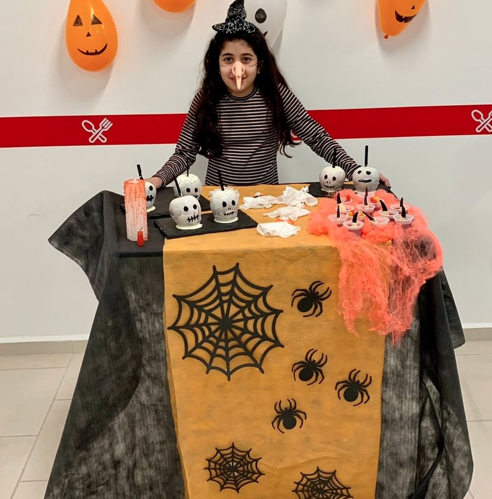 menina com algumas decorações de Halloween