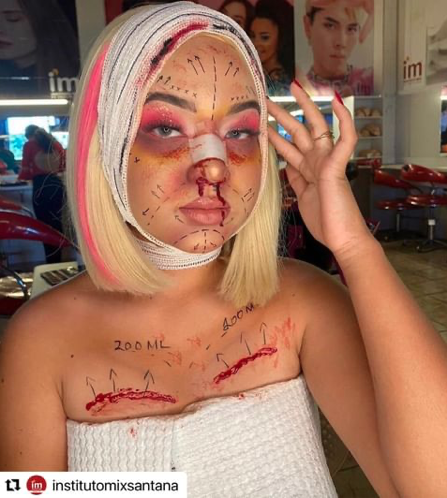 mulher maquiada de cirurgias plásticas