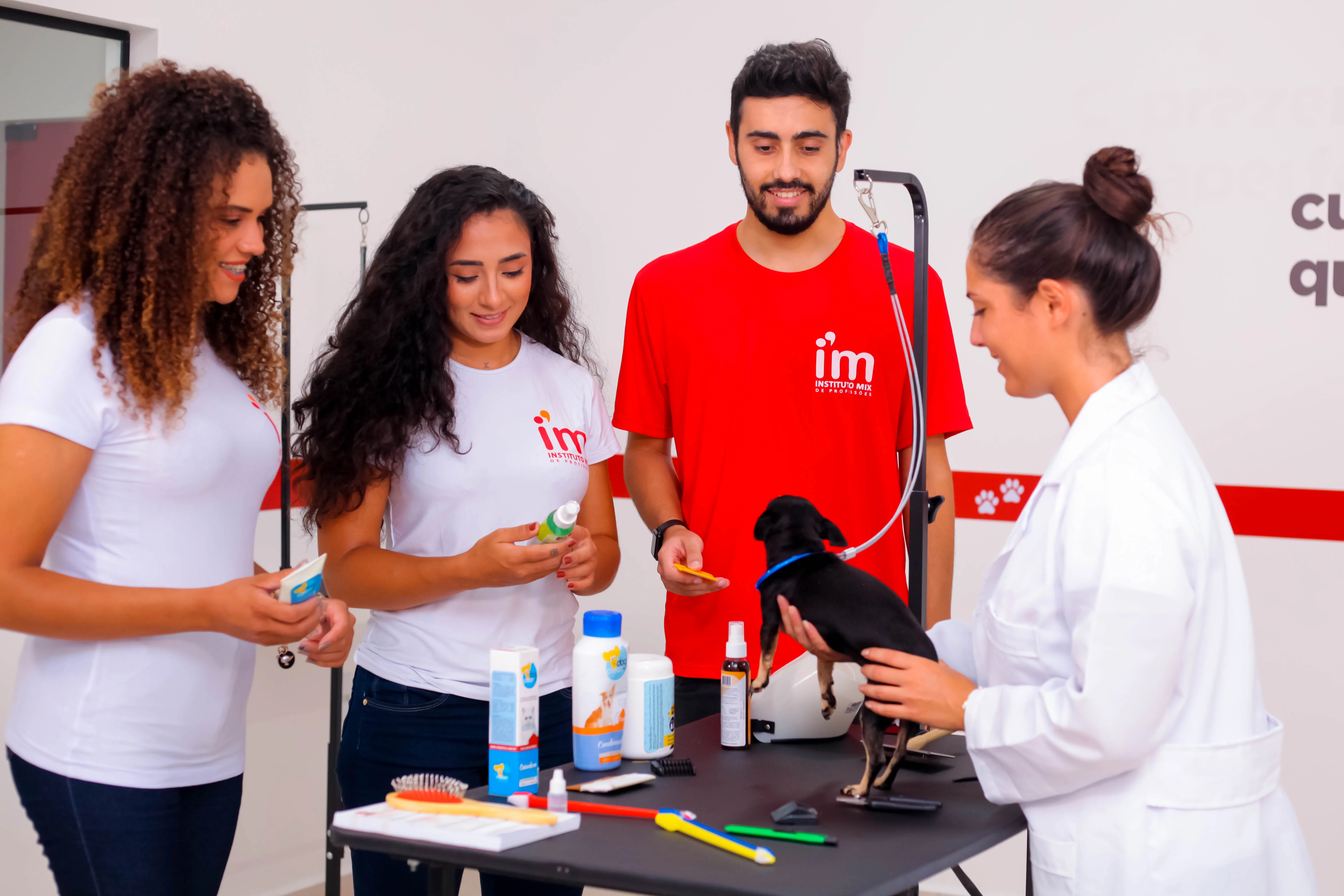 alunos em sala de petshop em uma escola que recebeu prêmio PEGN