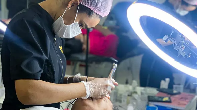 Ela venceu o maior sabotador da sua carreira para vencer no mercado!