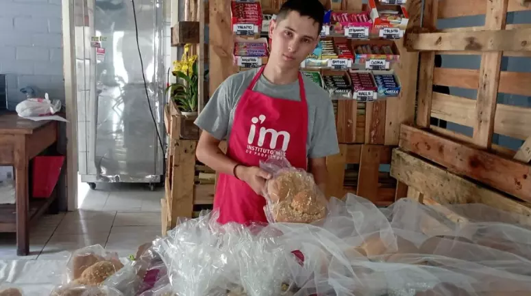 Aluno de panificação dá vida à confeitaria que estava parada e ganha destaque na cidade