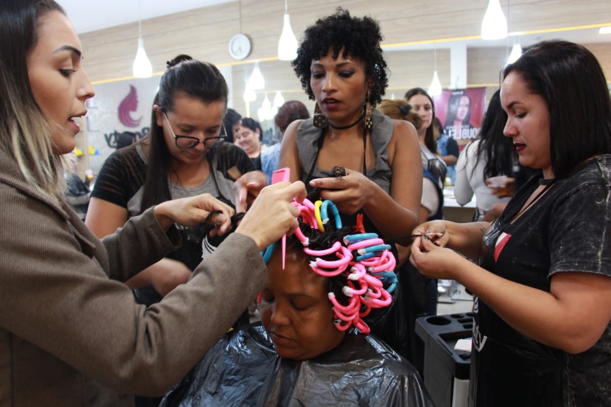 Mulheres os cabelos cacheados, valorizando a identidade afro