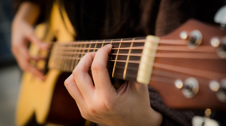 Desvende o Mundo Musical: Novo Curso de Violão do Instituto Mix de Profissões