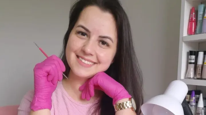 Uma história de superação e realização profissional com o curso de manicure
