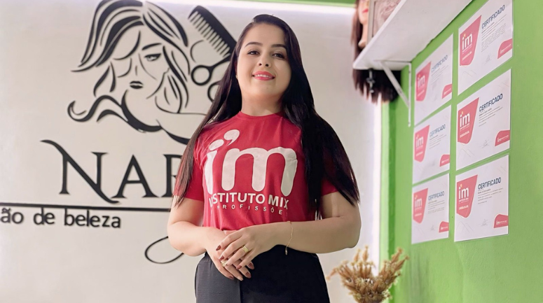 Conheça a Nara nosso Case de Sucesso Como Cabeleireira Profissional