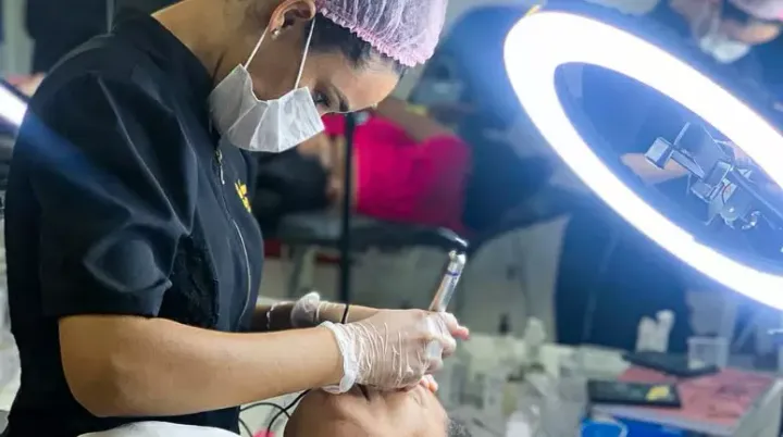 Ela venceu o maior sabotador da sua carreira para vencer no mercado!