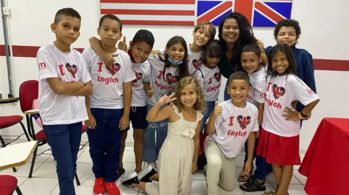 Por que as crianças devem aprender inglês desde cedo?