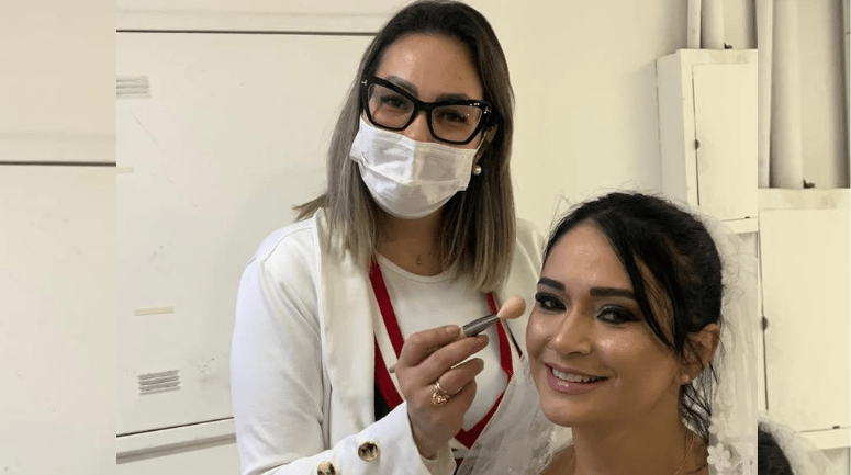 Maquiadora é disputada pelos clientes após curso no Instituto Mix