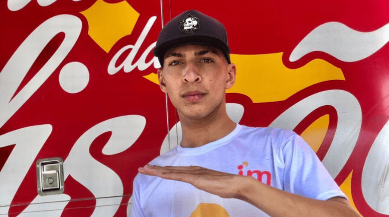 Barbeiro prodígio supera desafios para estudar no Instituto Mix
