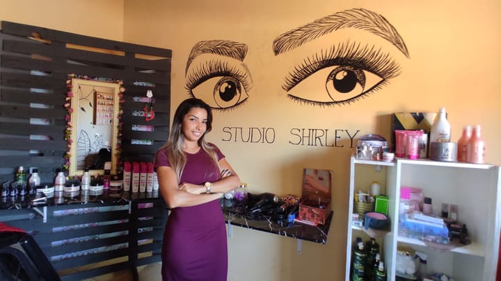 Descubra o Segredo do Sucesso de Shirley: Como o Curso de Design de Sobrancelhas Transformou uma Paixão em Prosperidade Profissional